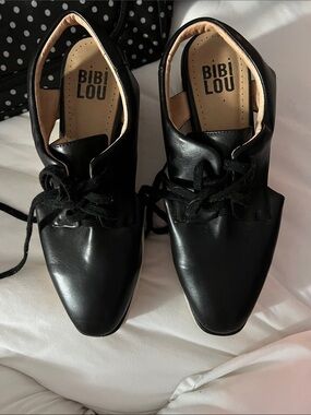 Bibi Lou Black Lace-Up Leather Flats reposhing runs small